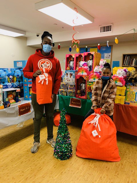 The feeling of giving back takes over every emotion in you and makes you appreciate all the blessings you may have overlooked. Thank you <a href="/Target/">Target</a>  and the WIN organization for allowing me to teach my 8 year old daughter London the beauty of volunteerism.#D423 #T3249 <a href="/MikeCasolino/">M</a>