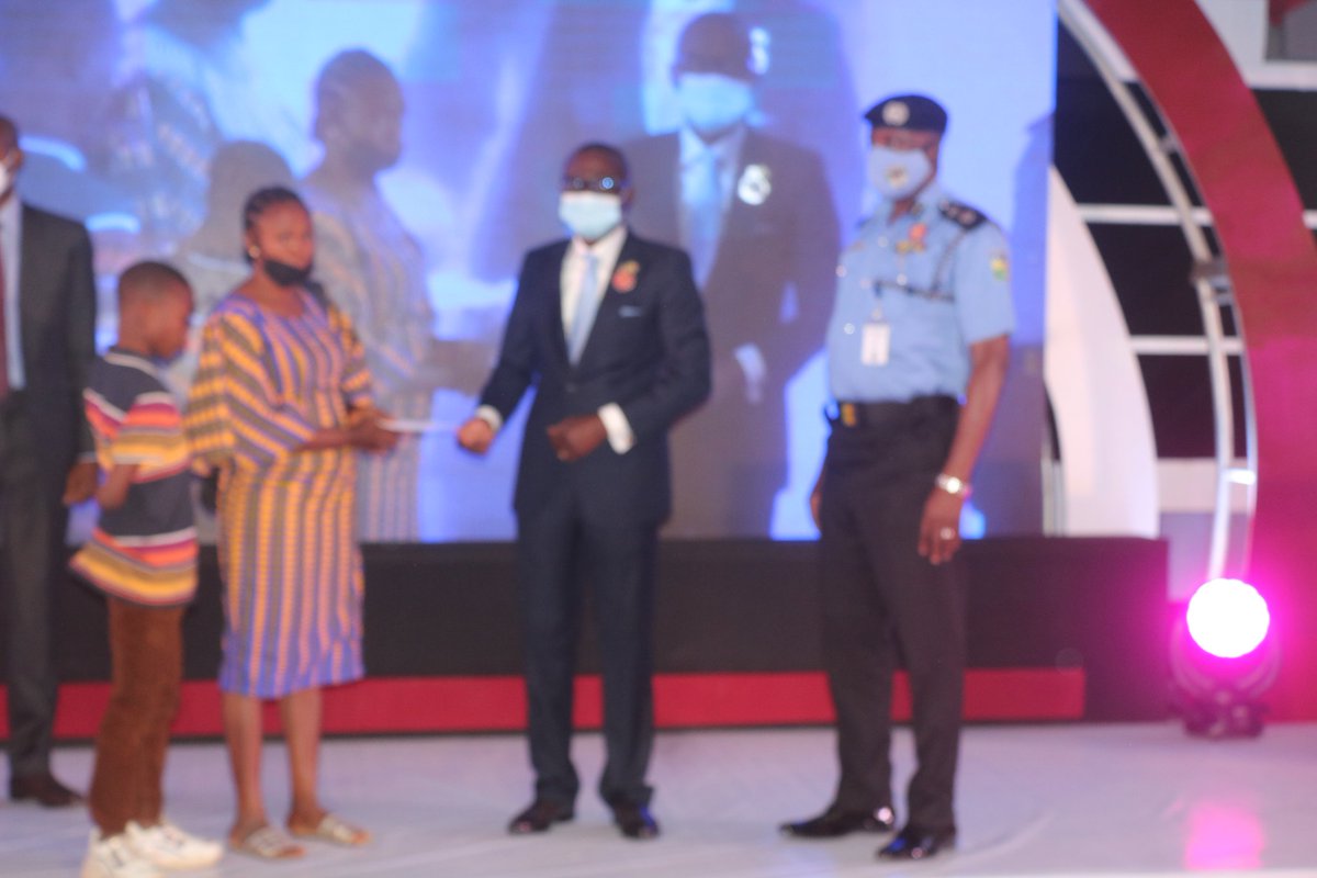 followlasg's tweet photo. Governor @jidesanwoolu handing over a cheque of 10 million naira each to the families of police officers who lost their lives during the unrest that followed the EndSARS protest and awarding scholarship to their children. 
@followlsstf @ceolsstf @LagosPoliceng
#LASG #SecureLagos https://t.co/XdjPPRsRf7