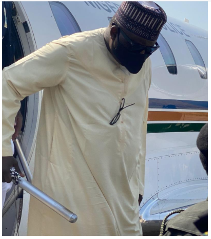 jr_kabara's tweet photo. The fugitive Maina extradited from Niger Republic like a King.
#Mainagate
https://t.co/FF1YKaAKWa