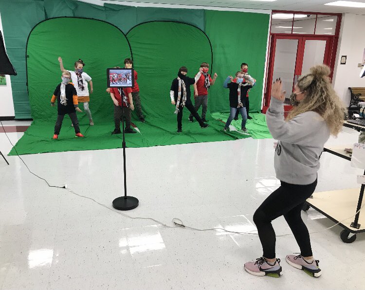LindenLion's tweet image. Ms. Hixson is finding a way to have a holiday performance. Kids and teachers learning new skills. #lindenrocks #orsrocks
