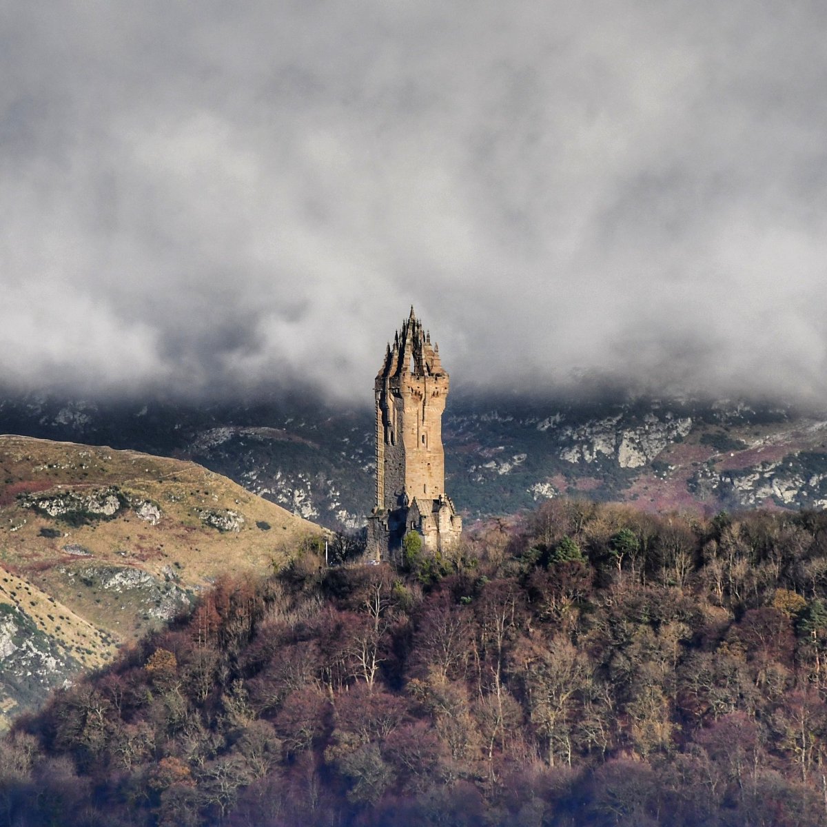 The Wallace Monument looking magnificent on this first proper wintry day ❄️😃 @TheWallaceMon @VisitScotland @walkhighlands @StirlingCouncil  #wallacemonument #williamwallace #stirling #bridgeofallan #ochilhills #dumyat #history #architecture #Scotland @RunComPod @NikonEurope