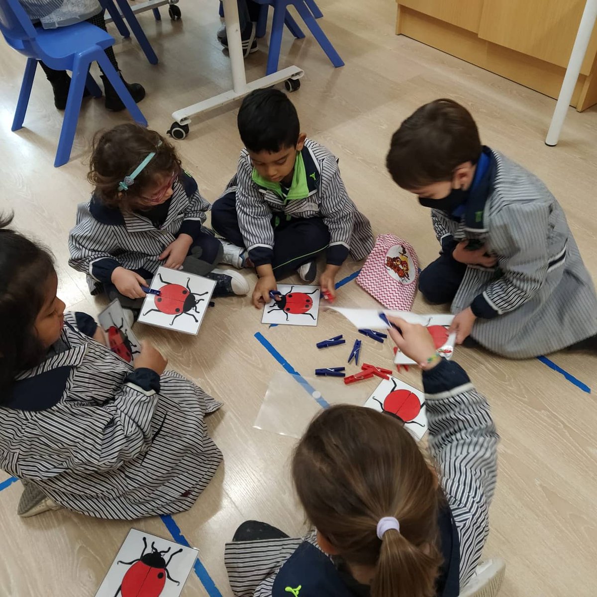 epiasabadell's tweet photo. JOCS MATEMÀTICS A P4
Amb els noms de la classe hem jugat a jocs matemàtics: a puzles, a comptar, a trobar diferències, simetria...
Amb aquests jocs hem treballat diferents aspectes de la matemàtica: numeració, espai, discriminació, lògica...
#P4PIASABADELL
#INFANTILPIASABADELL https://t.co/meILeW3CBa