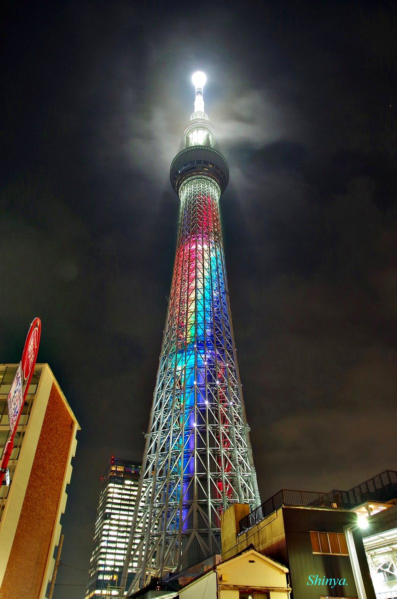 Shinya 浅草 空 東京スカイツリー ライトアップ 虹色 Nizi 虹 をイメージした特別ライティング グローバル ガールズグループ Niziu のデビューシングル Step And A Step のリリースを記念 Tokyo Skytree Light Up Rainbow Niziu 雲の流れ 雲が