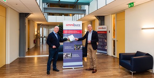 Omnibuzz, maatwerk in #vervoer uit #Limburg, vervoert klanten met een #Wmo-indicatie. Chauffeurs en medewerkers volgden onze online training ‘Goed omgaan met #dementie’. Daarom ontving directeur Guido Vreuls op 27 november het #certificaat ‘Samen dementievriendelijk’.