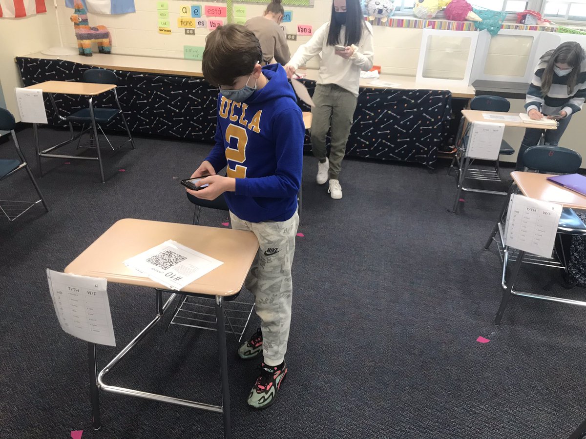 SenoraHackett's tweet image. Using QR codes to practice our interpretive listening skills- we are listening to native speakers!!! @sms8west @sms8east @AHSD25South