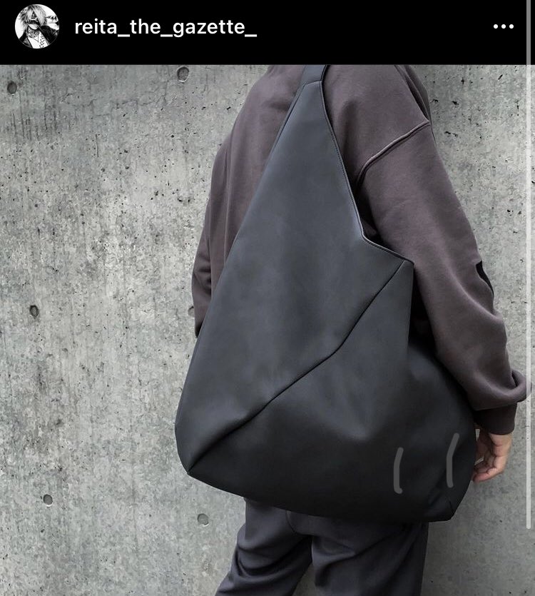 SnakedlowsT's tweet photo. SUSTAINABLE LEATHER ONE SHOULDER
It’s eco-friendly leather. No one got hurt (laughs). I made this one because I wanted a big bag. It’s super simple and has no inner pockets and also no buttons. I made it with the image of a sack. 
[...]
#snakedlows #snkd #reita https://t.co/UuNskwUNd0