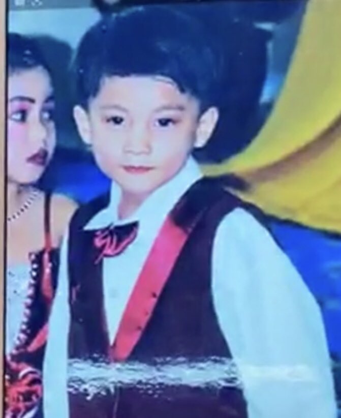 gulf as a baby, but as you scroll down you watch him grow up,; a threadHappy Birthday  @gulfkanawut! ♡  #gulfkanawut