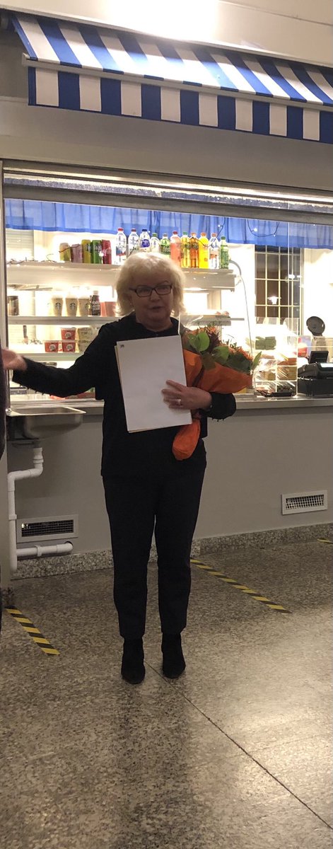 PernillaEricols's tweet image. Idag kom utbildningsdirektör   Lena Holmdahl och gymnasiedirektören Joachim Håkansson till Kärrtorps gymnasium för att uppmärksamma årets bästa biträdande rektor, vår Britt Persson. Grattis säger vi, vi är så glada och stolta för att du väljer att arbeta på Kärrtorps gymnasium😍!