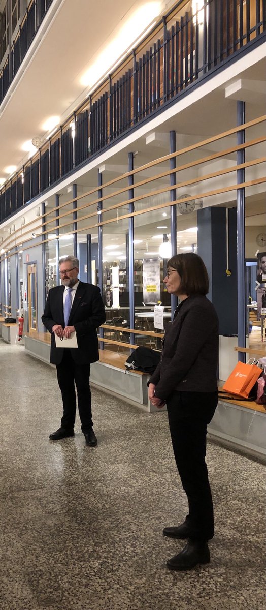 PernillaEricols's tweet image. Idag kom utbildningsdirektör   Lena Holmdahl och gymnasiedirektören Joachim Håkansson till Kärrtorps gymnasium för att uppmärksamma årets bästa biträdande rektor, vår Britt Persson. Grattis säger vi, vi är så glada och stolta för att du väljer att arbeta på Kärrtorps gymnasium😍!