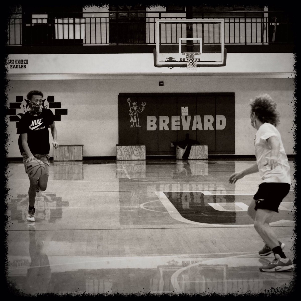 BrevardBball's tweet photo. Control what you can control.
Effort.
Attitude.
Focus.
#riseabovecircumstances
#maskup
#wewanttoplay
#voluntaryworkouts
#outworkyesterday
#outworkeveryone
#brevardbasketball
#brevardbluedevils https://t.co/AEbfRqaidx