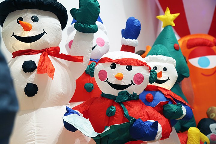 bb_projects's tweet image. The Holiday Blow-Up is back - this year as a series of window displays in the @projectsplusg &amp;amp; BBP HQ storefronts. Stroll by this Saturday thru January 2 to view the festive assemblages and return the afternoon of Saturday 12/12 for a sidewalk (socially distant) family day.