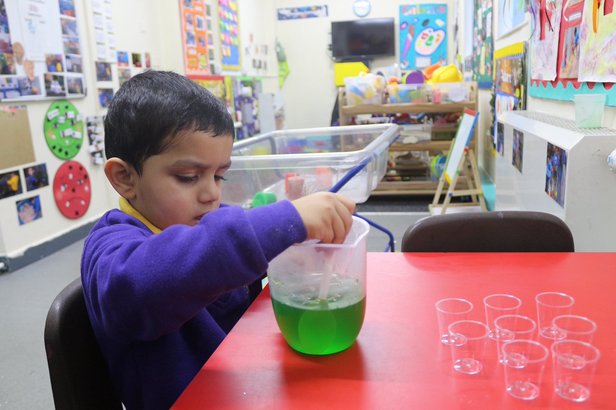 LDiscoverersN's tweet image. Extending on our toddler&apos;s🧒 learning and taking their interests into consideration, our little discoverers have enjoyed making traffic light🚥 jelly developing skills in the 7 areas of the EYFS 😍.

#trafficlight #jelly #childrenslearning #childrensplay #eyfs #motorskills