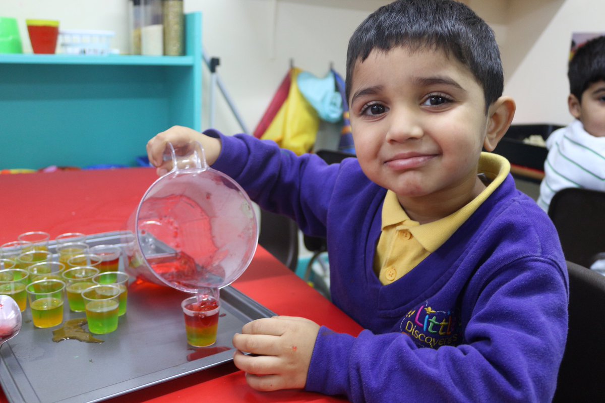 LDiscoverersN's tweet image. Extending on our toddler&apos;s🧒 learning and taking their interests into consideration, our little discoverers have enjoyed making traffic light🚥 jelly developing skills in the 7 areas of the EYFS 😍.

#trafficlight #jelly #childrenslearning #childrensplay #eyfs #motorskills