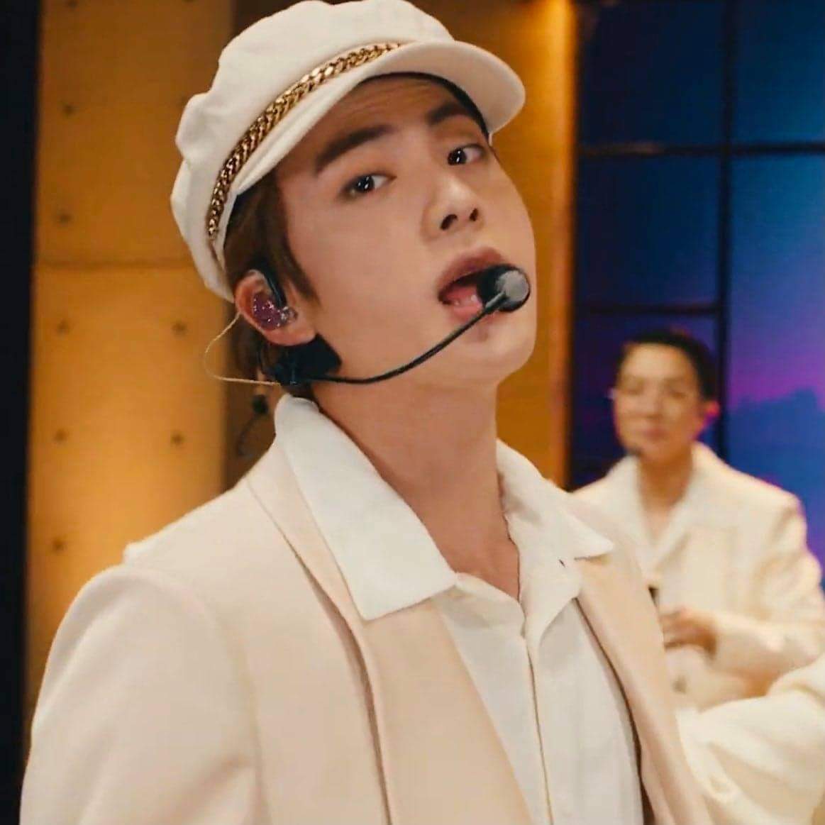 Seokjin as a cake cause its his birthday; a thread #BrightestDiamondJin  #AbyssByJinOutNow  #HappyBirthdayJin  #OurMoonJinDay  #WorldwideHandsomeDay #HAPPYJINDAY