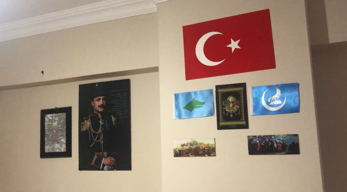 Boş duvar görünce dayanamıyorum. 🇹🇷🇹🇷🇹🇷 Enver Paşa posterini @yuzdeikicom dan bulabilirsiniz🐺