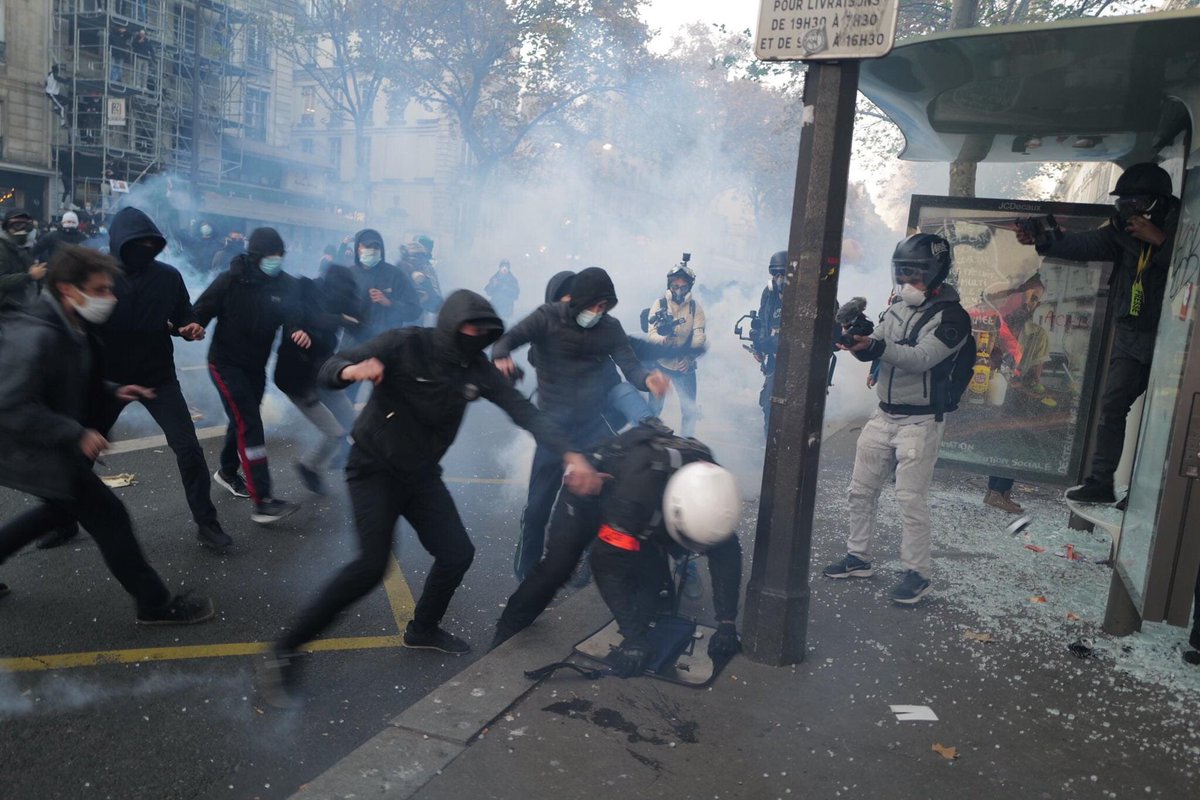Cette photo résume à elle seule ce que sont les manifestations en France  ! 