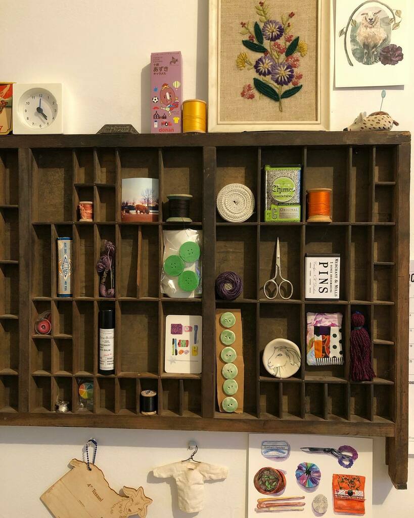 hodgepodgefarm's tweet image. my view as i sew. special treasures and notions i want to use; keeping them in sight keeps them in mind . 

🧵✂️💙

#calpatchstudio instagr.am/p/CIV1EpSpZ9H/