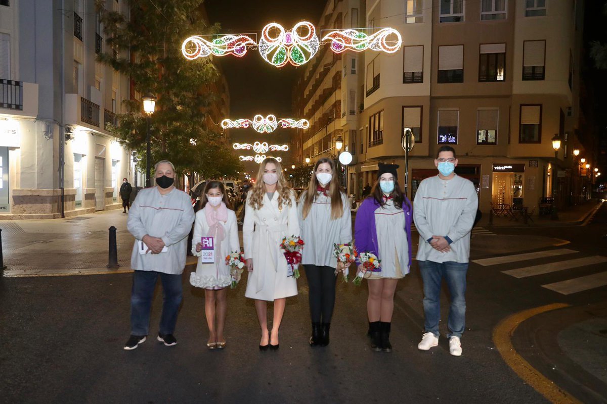 JCF_Valencia's tweet image. 🎄💫 Els carrers dels barris i els pobles de #València s'il·luminen amb l’arribada del #NadalVLC. ✨ No hem volgut faltar a la cita de la @RealFalla, que ha estrenat hui la seua il·luminació nadalenca. 💡🙌 #Falles21