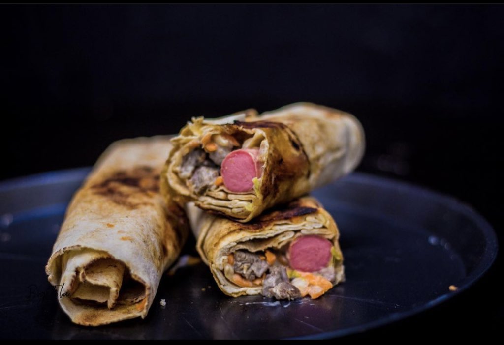 siimiee's tweet photo. So I decided to remind you all what I sell. 
Fish and chips
Chicken and chips
Boli and fish
Boli and chicken 
Yam and fish 
Yam and chicken 
And ofcourse the best shawarma. Please come and buy o. Just send me a dm. Thank you 😊 https://t.co/fMvzYa3Lmm