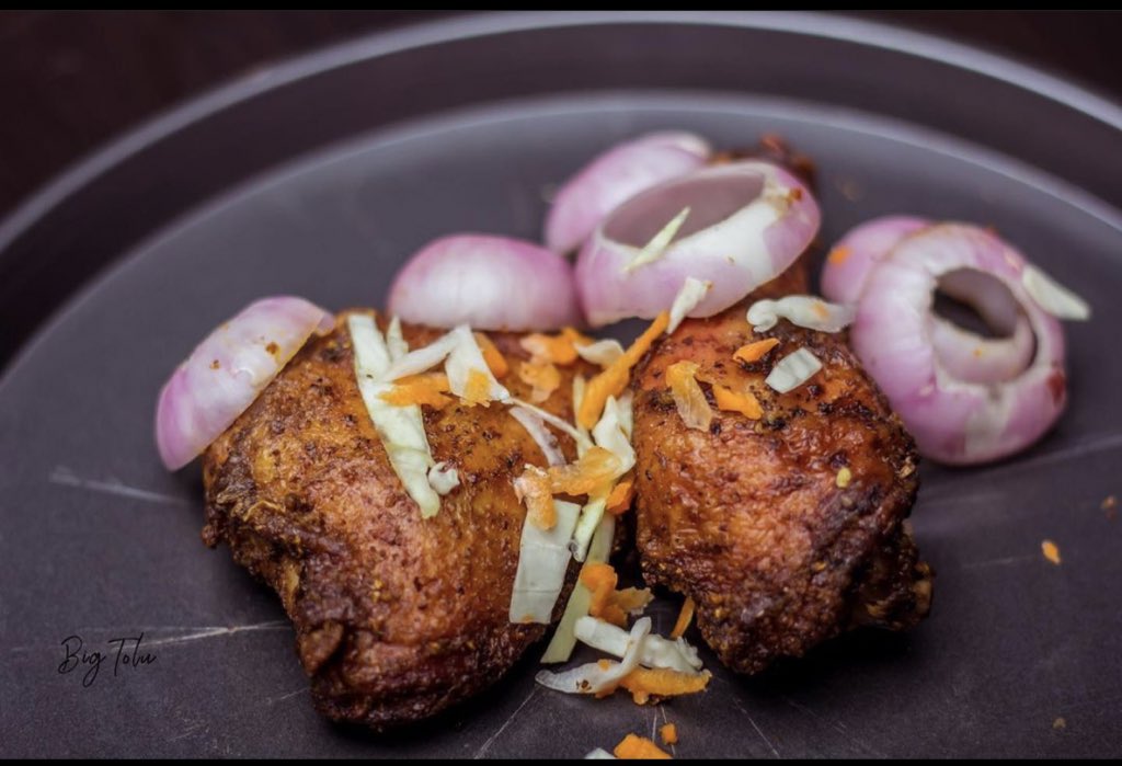 siimiee's tweet photo. So I decided to remind you all what I sell. 
Fish and chips
Chicken and chips
Boli and fish
Boli and chicken 
Yam and fish 
Yam and chicken 
And ofcourse the best shawarma. Please come and buy o. Just send me a dm. Thank you 😊 https://t.co/fMvzYa3Lmm