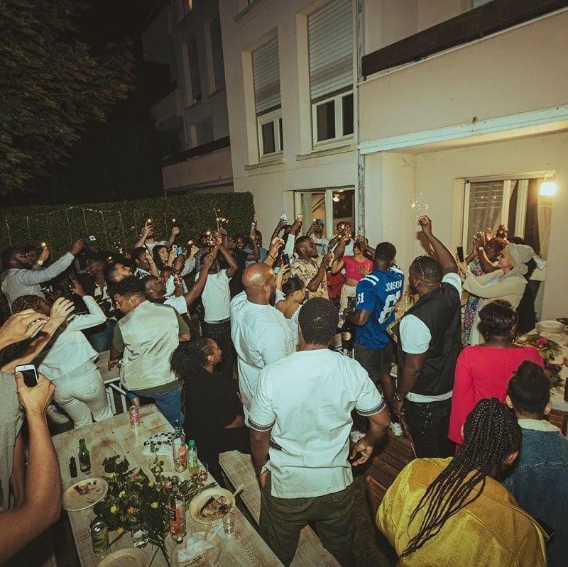 Tayc a fêté son premier disque d’or en Juillet 2020 avec son album NYXIA tome III. NYXIA tome III, qui compte des collaborations avec des artistes tels que Dadju et Lefa, s’est vendu à plus de 50K exemplaires. Il a célébré son premier disques d’or avec sa famille et ses proches.