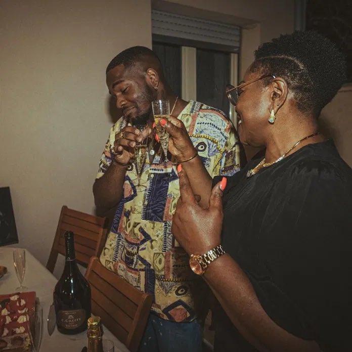 Tayc a fêté son premier disque d’or en Juillet 2020 avec son album NYXIA tome III. NYXIA tome III, qui compte des collaborations avec des artistes tels que Dadju et Lefa, s’est vendu à plus de 50K exemplaires. Il a célébré son premier disques d’or avec sa famille et ses proches.