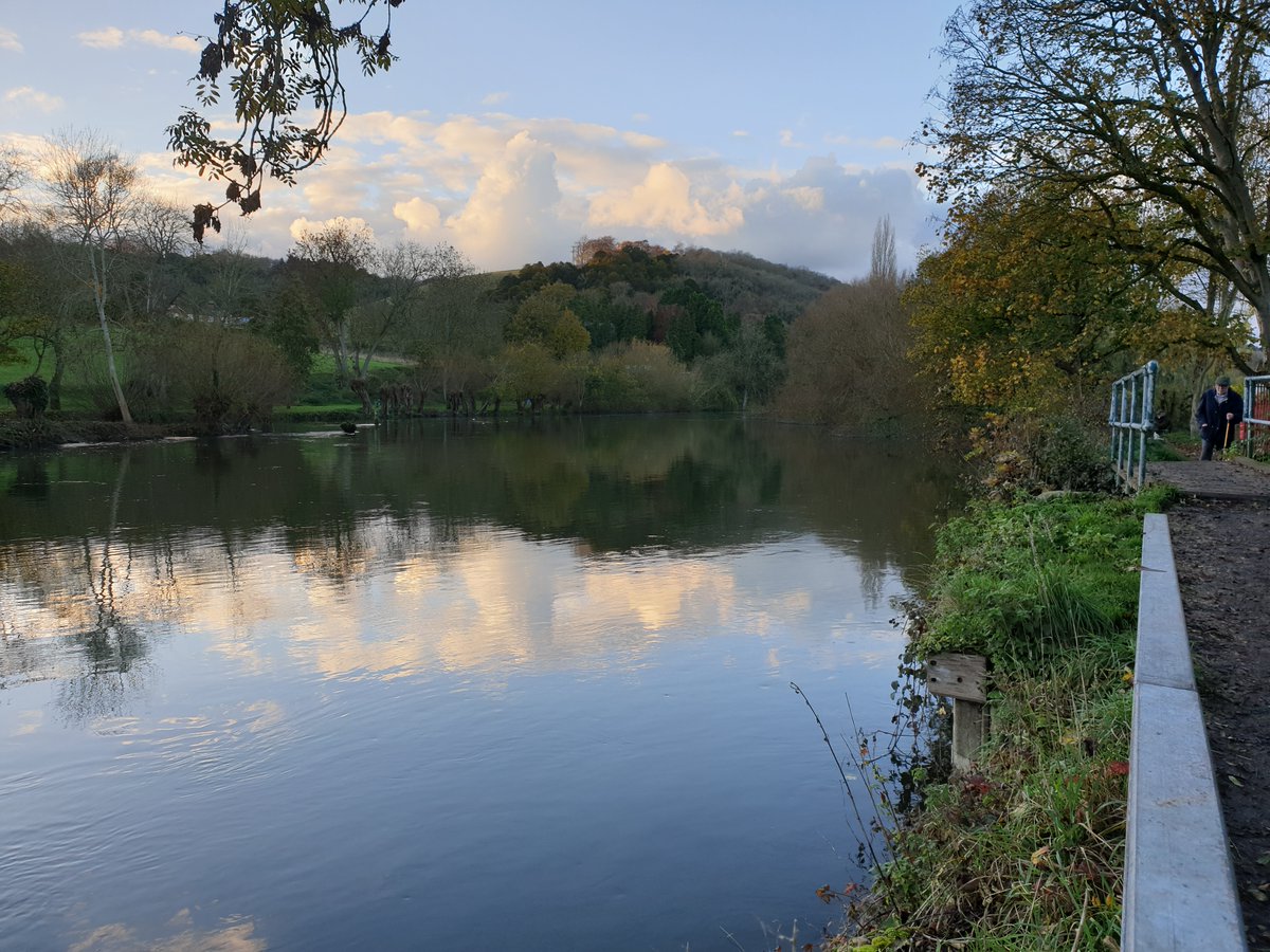 ThamesPathNT's tweet photo. @TiCLme @frozenprawn @keeper_of_books @arborsmarty @Thames21 @TurnersHouse @enhancenv @Team4Nature @Ramblers_London @walkngclasshero @SWLEN_SE @museumofwalking @habsandheritage @MHrevived @LoveMarbleHill @BCLocalHistory @PopesGrotto @Twickermum @CanalRiverTrust @FriendsRivCrane @kewsociety @LDNWaterkeeper @VisitThamesCoUk Sunset-tinged clouds reflected in the Thames a few weeks ago on the approach to Streatley/Goring #ThamesPath
#treetweeting #treereflections #NationalTreeWeek https://t.co/VlDnjYHIo1