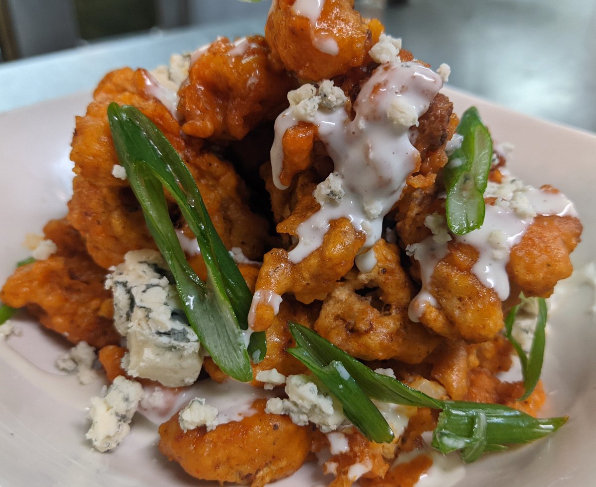 socialeaterywc's tweet photo. Buffalo Butter Cauliflower Bites.
#wearesocial #cauliflower #bites #Mississauga #Meadowvale #yum #bluecheese #delish #newstuff #vegetarian #wearamask #lockdown #socialdistancing #tastessogood #foodie #curbside #delivery #Streetsville #buffalobutter #saugaeats https://t.co/Vka9rxW3Ik