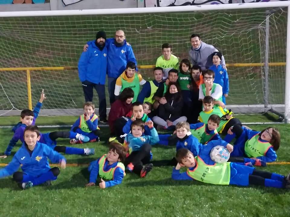 CristobalClub's tweet photo. Hoy es el Día Mundial de la Dis_CAPACIDAD, el año pasado lo celebramos jugando un partido con los chicos del @CdPuentesauco gracias al @AspaniasBurgos. Este año no podemos repetirlo pero pronto volveremos a encontrarnos. Nosotros ponemos el balón y vosotros las sonrisas.💙💛💙💛 https://t.co/gZRGPBxLeP