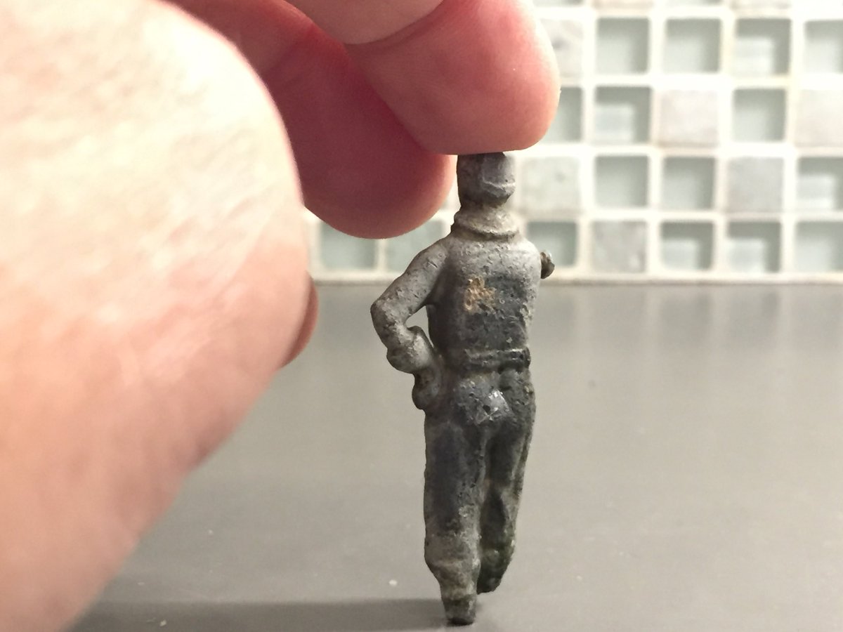 11Thames11's tweet photo. Another mystery toy soldier uniform: is that a WWI pilot uniform? #armyuniform #pilotuniform #BritishArmy #thamesforeshorefinds #mudlarkingthames #metaldetectinglondon https://t.co/ABwXigVAto