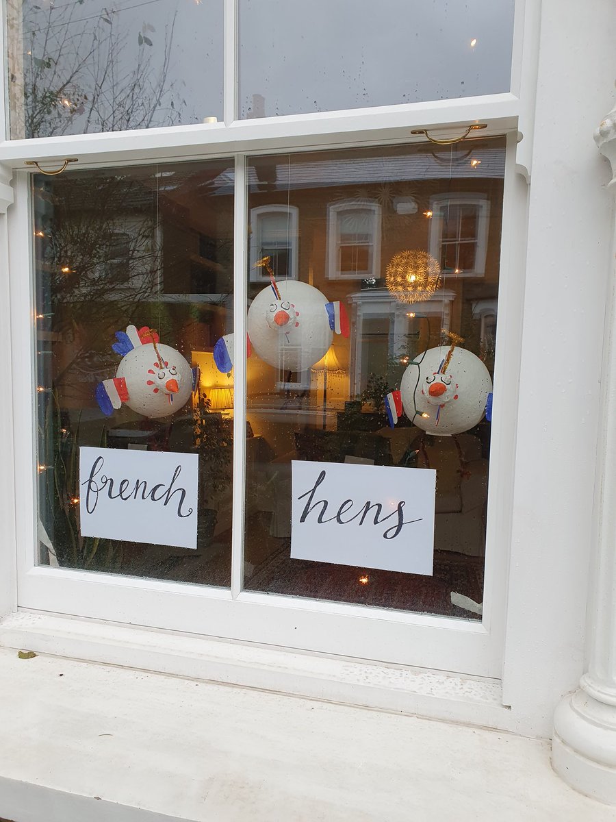 HenryMaynardE17's tweet photo. Bonsoir #maynardroad #teammaynard who spied 3 π¨π΅ πππtoday for #12DaysOfChristmas windows on Maynard Rd? Where will 4 calling birds be tomorrow? #walthamstow #community #heroneighbours https://t.co/ZsXHjjcnws