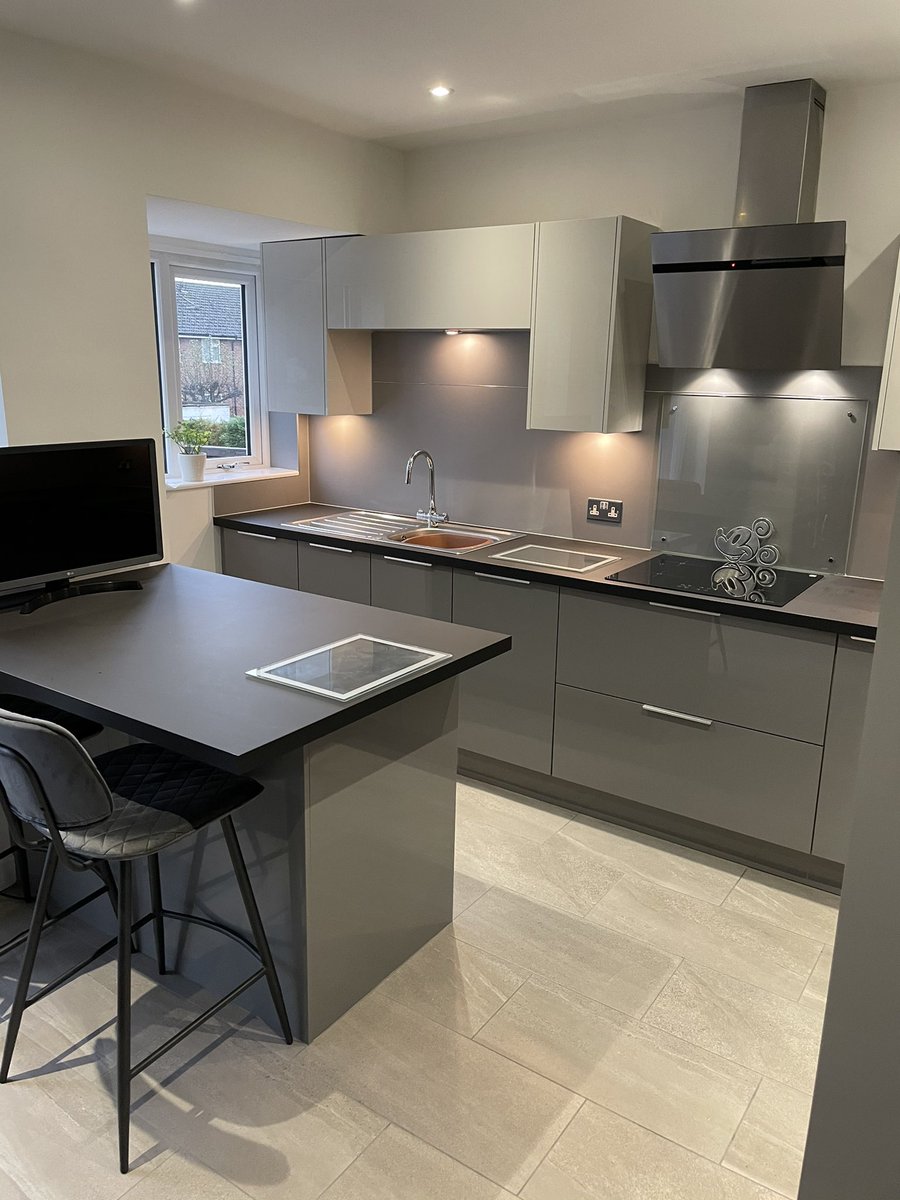 JwaBuilding's tweet image. Stunning Howdens kitchen complete 😍 full refurb on this one and we couldn’t be happier with the outcome, massive thanks to @gwoodhouseltd @majestic_tiling and @connectprotectuk for their quality work as always. #howdens #nottinghamjoiner #kitchen #kitchendesign #interiordesign