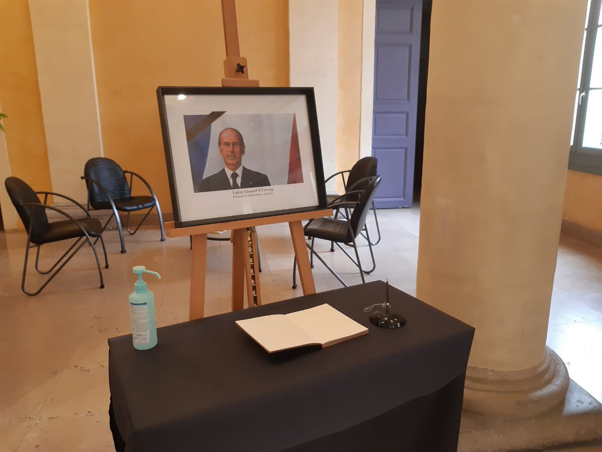 VilledAles's tweet photo. Le maire d’#Alès #MaxRoustan et le président d’@AlesAgglo @CRivenq, font part de leur émotion suite au décès du Président de la République, #ValeryGiscarddEstaing ; et adressent à la famille et aux proches leurs condoléances les plus sincères. https://t.co/7Wog3cNr2o