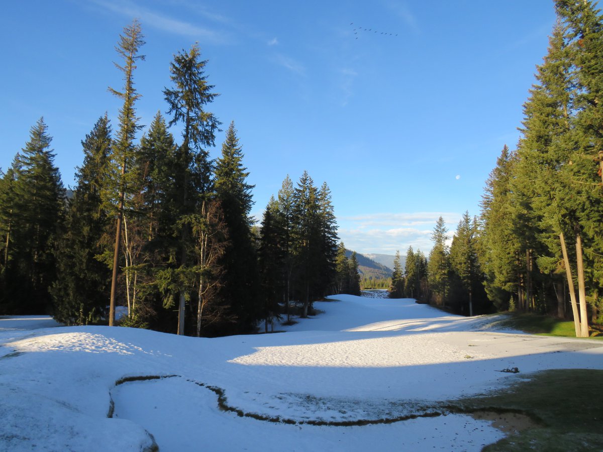 Beautiful sunny start to this December day at the Salmon Arm Golf Club. #December2020 #Shuswap #Okanagan