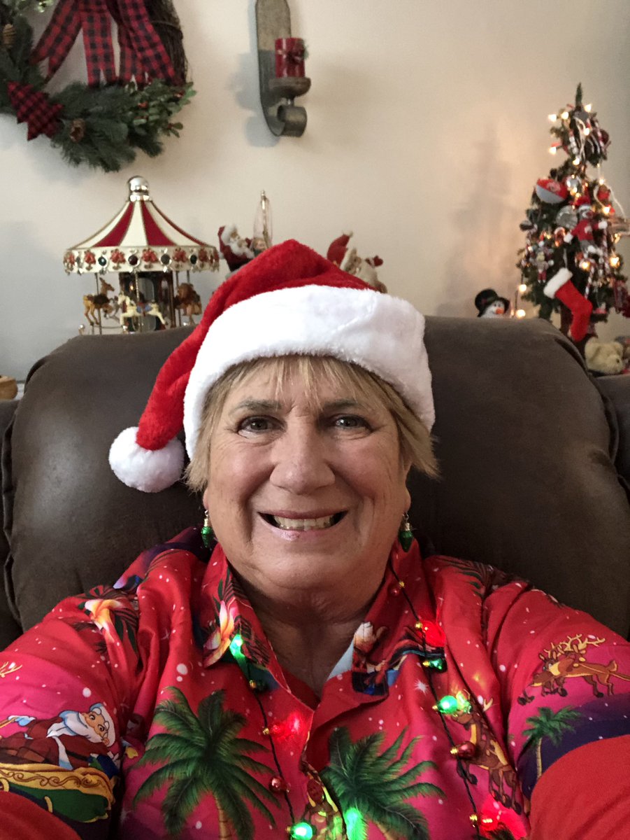scon621959's tweet photo. @circlevillecms Ready for Zoom meet with my students!  Hawaiian themed Christmas today! https://t.co/YRgD717lIt