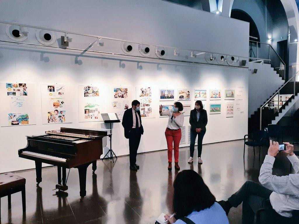 Bcn_SSTG's tweet photo. Aquesta tarda, inauguració de l'exposició Vivències Covid al @cc_PerePruna @CoravisO. Amb dibuixos i arts plàstiques de gent gran Gent Gran, amb música de #CanPonsic
https://t.co/EsXn5atCQE https://t.co/LlYyIFElkU https://t.co/ubEuWrVcf5