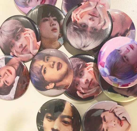 Kosette1's tweet photo. Hi 😛 #HappyBirthdayJin We have these buttons waiting for all yall #JINDAY FREE with any $25 purchase at our store 🤎🤎 ALSO feel free to send us ur fav edit or pic of #SEOKJIN and we will BUTTON FOR YOU 😊 https://t.co/6NmFJMvrVk