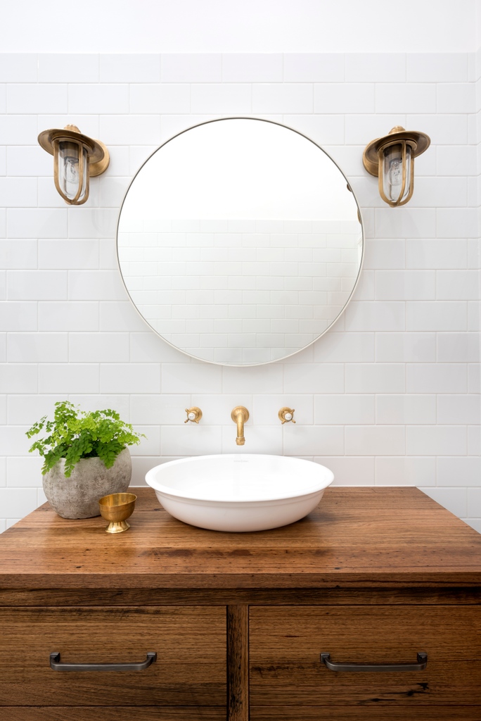 We love the look of the Radford 51 here, the crisp white of the basin contrasts brilliantly with the oak and luscious green plant. The bold brass of the @perrinandrowe Georgian mixer is the cherry on top! Credit: Yarra Valley Home Co. & Rachel Lewis l8r.it/SJ0w