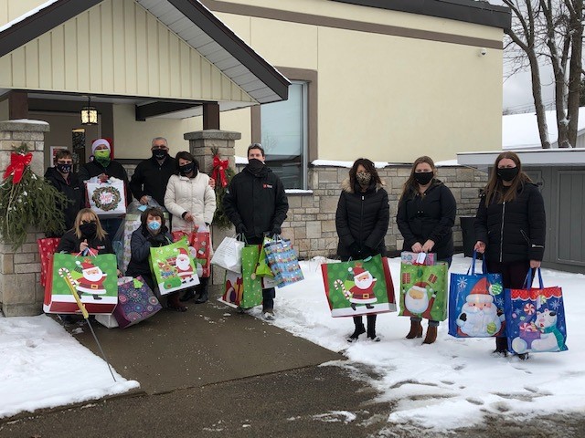 Deslaurier custom cabinets was proud to be part of the Angel Tree program again this year. 🎄⭐️

Our very own Brenda Wallace and Mike Deslaurier came together with other local companies to provide gifts for under privileged children in the Renfrew area.

#giveback #HappyHolidays
