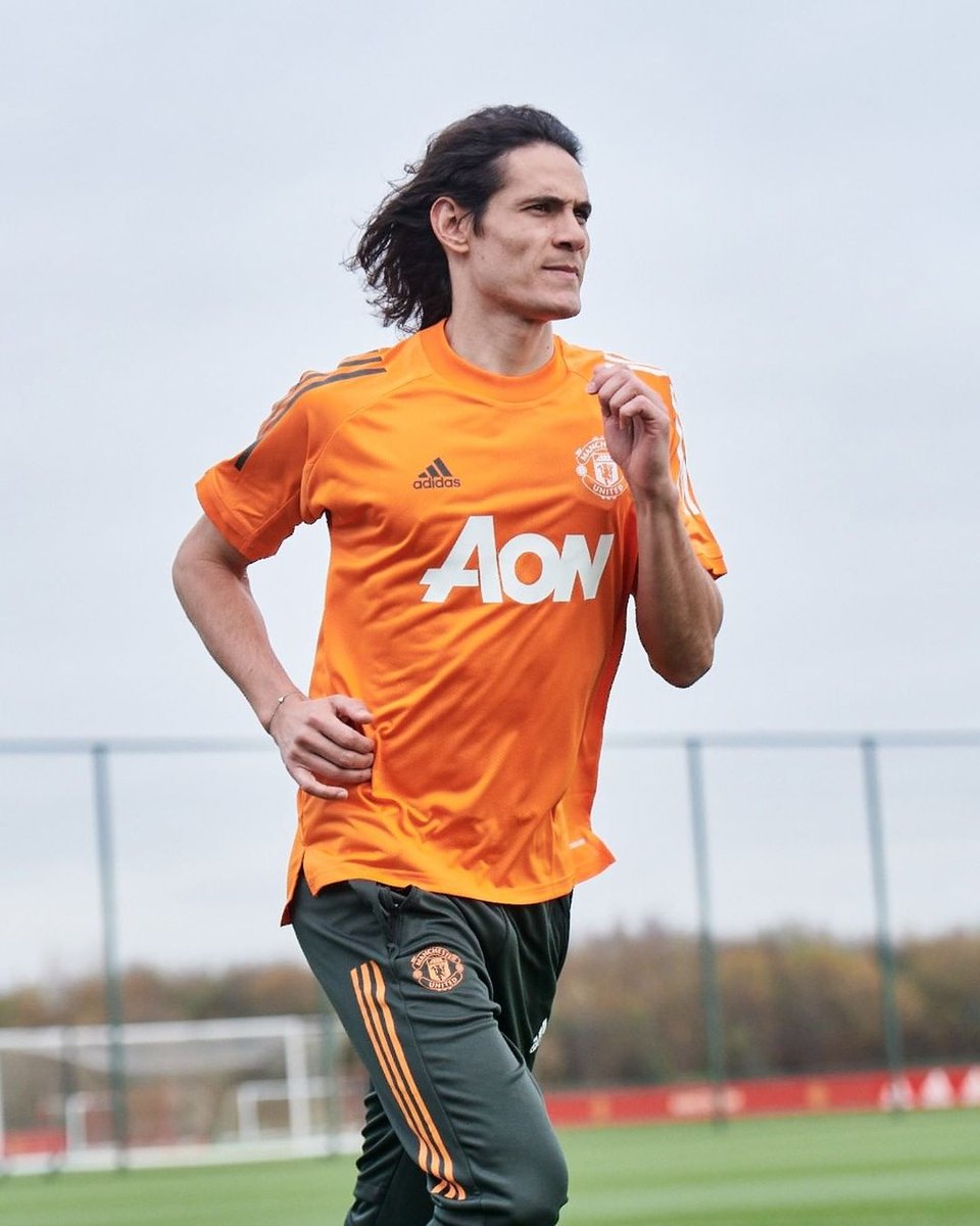MUFCNET's tweet photo. 📸أليكس تيليس، كافاني و توانزيبي بطقم الإحماء الجديد 💛🔥 https://t.co/seRRg8VqXc