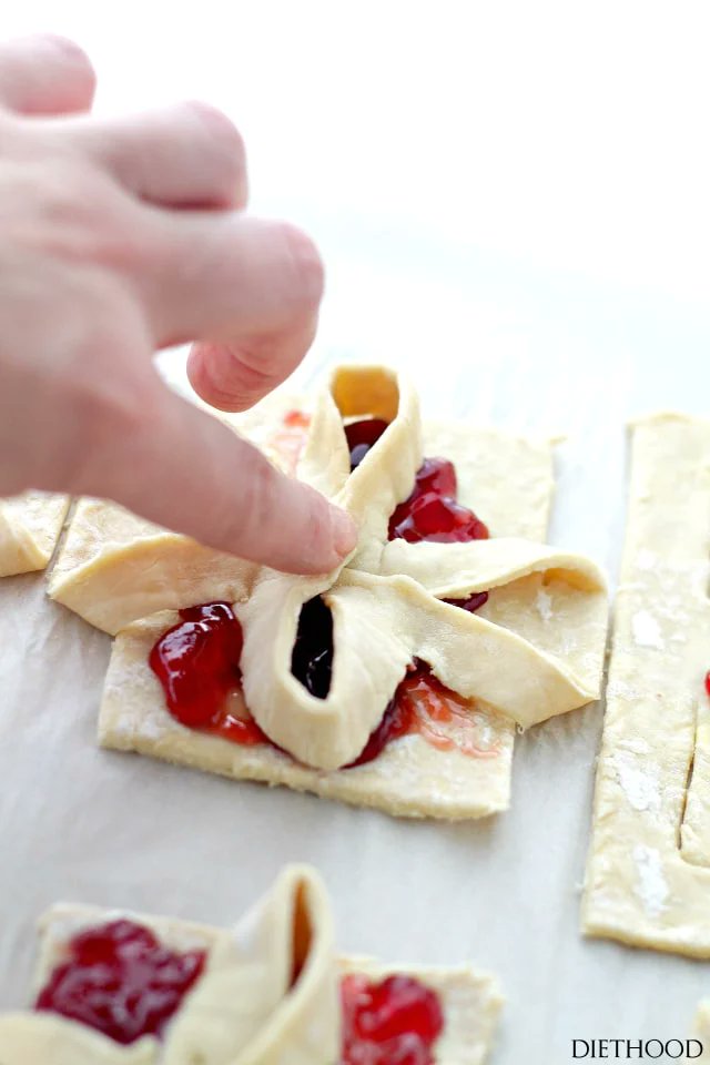 These Raspberry Jam Filled Puff Pastries are super easy homemade Christmas pastries! These delicious holiday pastries are filled with raspberry jam and are perfect for holiday gift giving!#recipe 👉diethood.com/raspberry-jam-… #RecipeOfTheDay #holidays #dessert