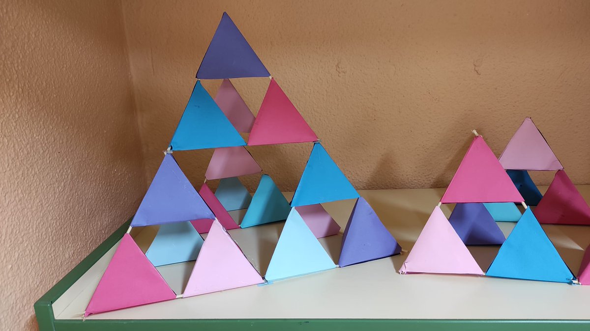 IesGomez's tweet photo. Los alumnos de 1° ESO del @iesgomezpereira en la asignatura de plástica están preparando un árbol de Navidad basado en la pirámide de Sierpinski. #creatividad https://t.co/rSxse8EAki
