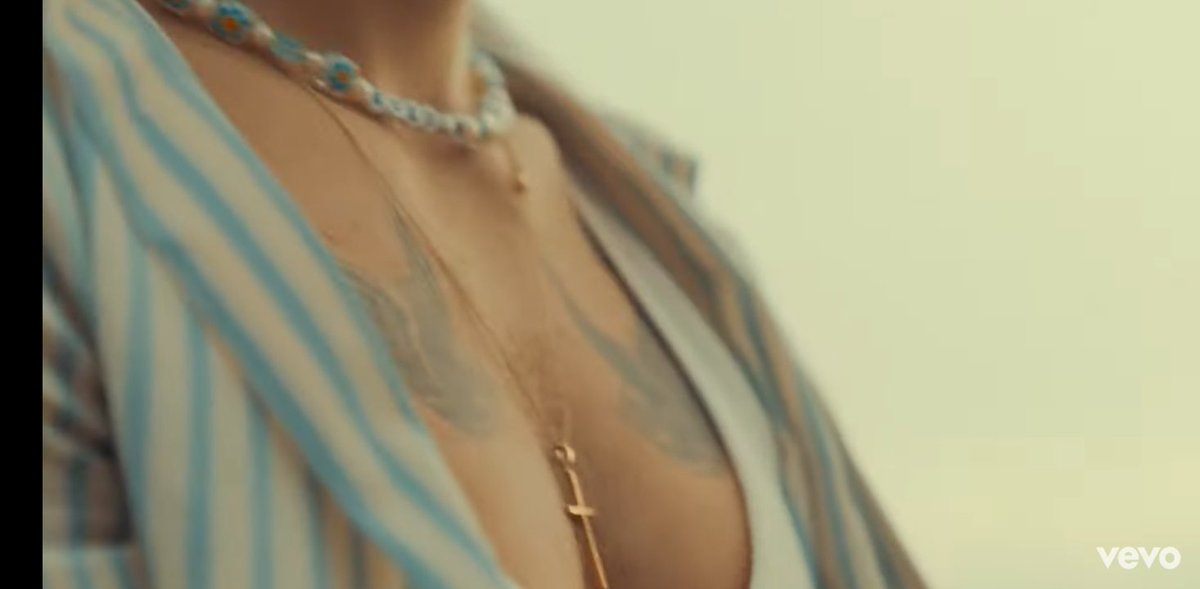 mendestylespao's tweet photo. Ahora quiero un collar que tenga florecitas y diga golden https://t.co/eBqDNJI3YW