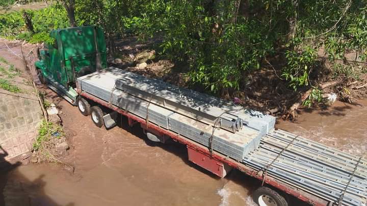 Qhubotvoficial's tweet photo. #QhuboTV #Noticias | Esta mañana llegó al municipio de Arada, Santa Bárbara, el puente Bailey que será instalado en la zona para agilizar el paso vehicular, luego que la tormenta Iota destruyera parte de la infraestructura. https://t.co/fffIFG8fZd