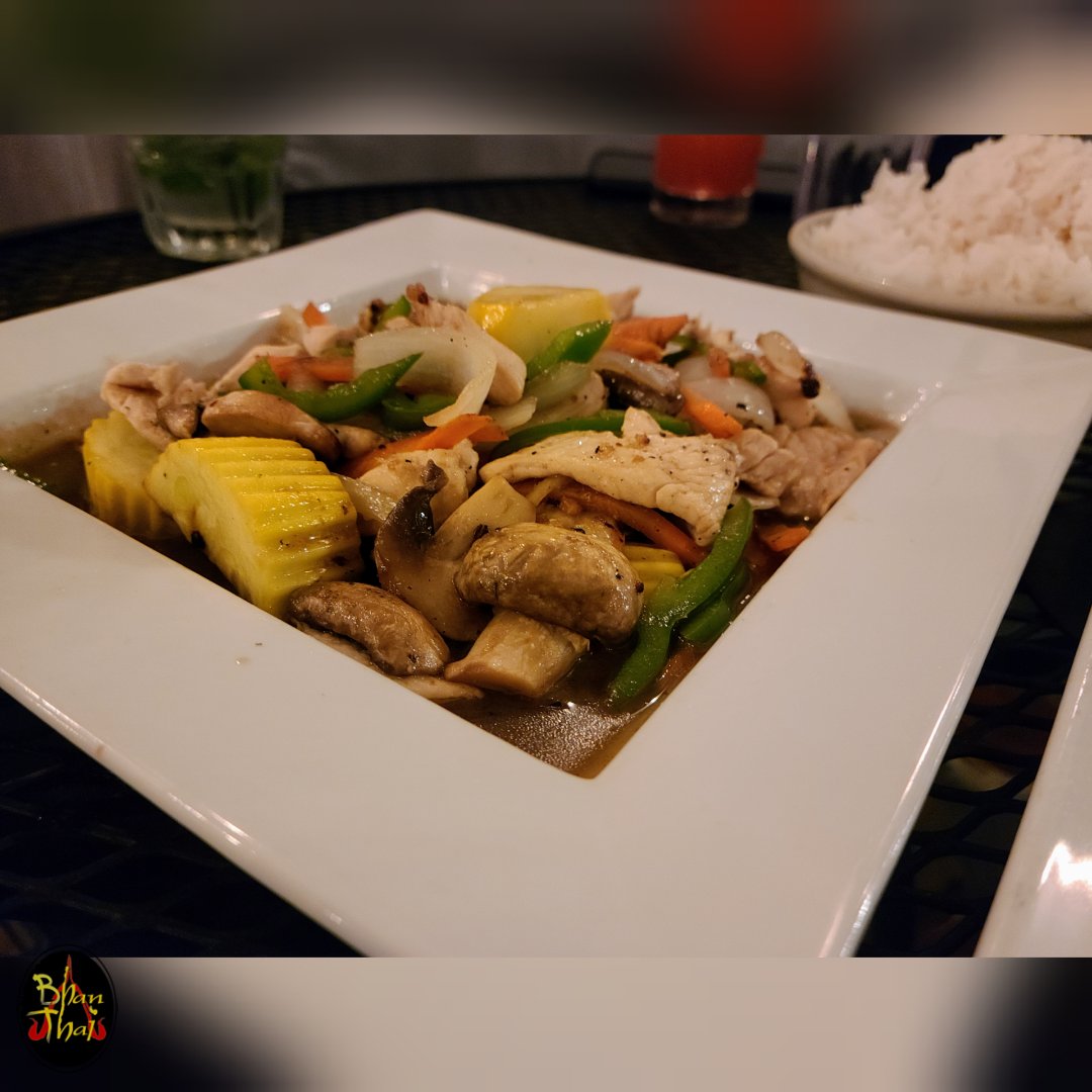 Lovely Ginger: fresh ginger, mushrooms, bell peppers, onions, carrots and zucchini in a light brown sauce with your choice of chicken, beef, tofu, veggies, or shrimp. Served with rice 🍚 #yum