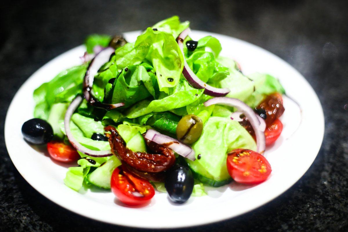 Salad lovers show us where you're at!🙋‍♂️ 🙋‍♀️ We have a great selection of salads that will fill you up while keeping you healthy🥗