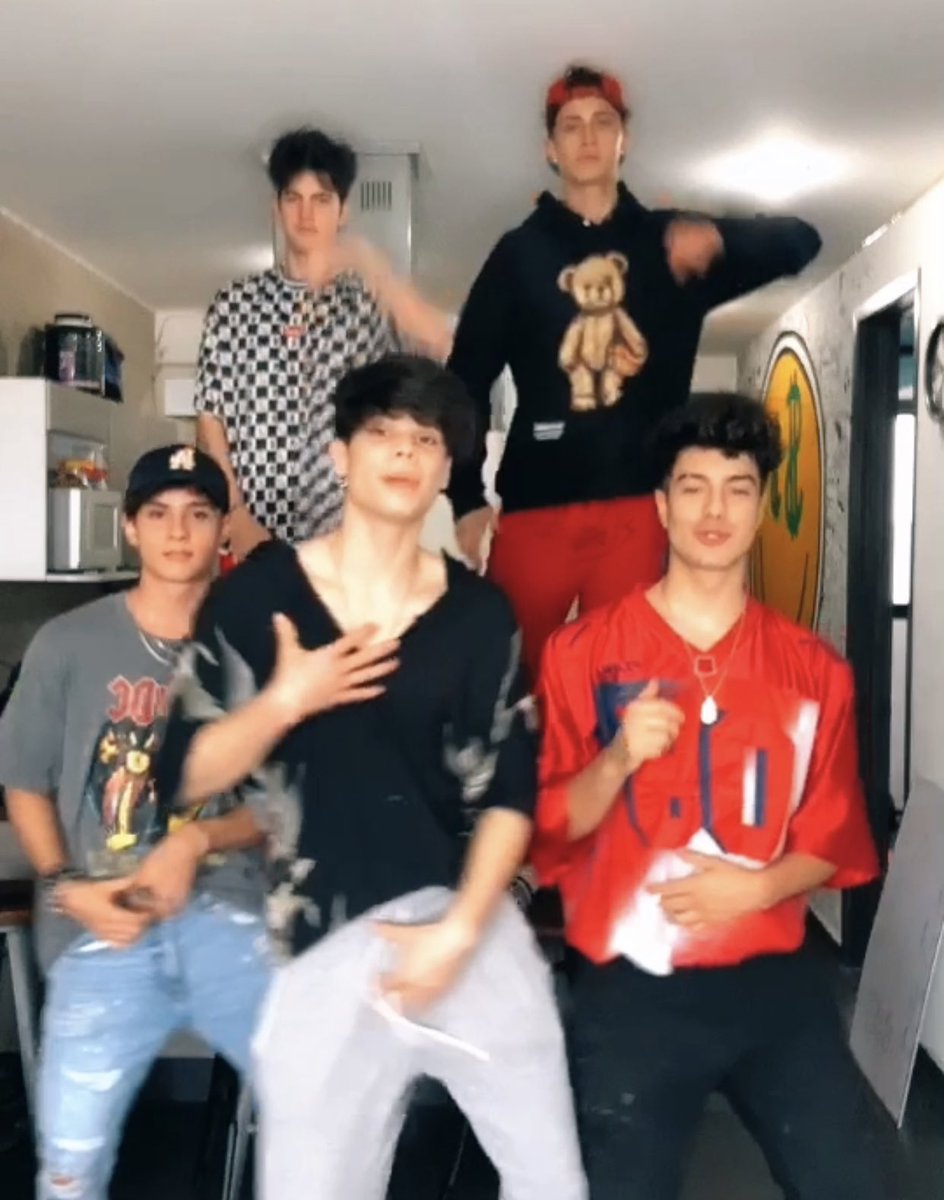 Jashlem's tweet image. Yo subiendo un TikTok normal: 
also TikTok: