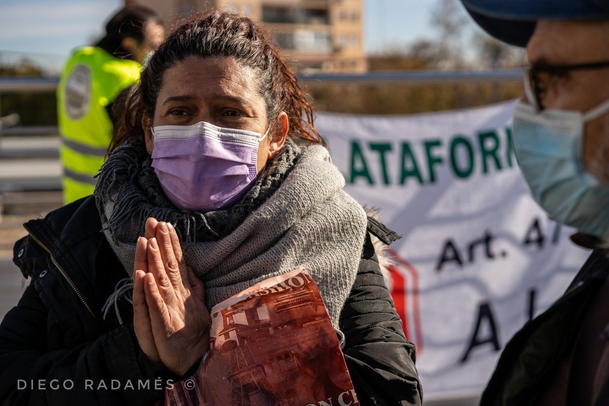 diego_radames's tweet photo. Vecinos de Fuenlabrada se concentran frente a su Ayuntamiento para manifestarse en contra del desahucio de Maite, su madre María Teresa de 82 años y dos niñas menores de edad.
📸© 3 de diciembre, 2020 https://t.co/V333eI6wLA