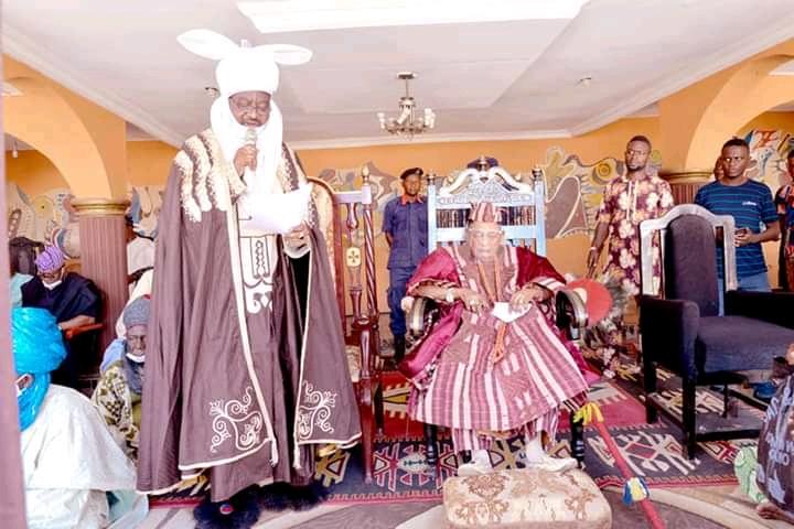 mrlurvy's tweet photo. The Emir of Kano, Alh. Aminu Ado Bayero was today present at the palace of the Alaafin of Oyo, Iku Baba Yeye, Oba Lamidi Adeyemi III https://t.co/lUy6bHyl3M