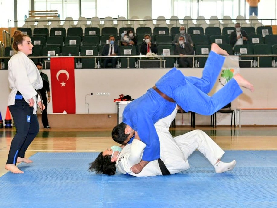 Mamak Belediyesi Görme Engelliler Spor Kulübümüz Judo ve Golbol takımının #3AralıkDünyaEngellilerGünü gösteri maçını izledik.
Her vatandaşımızın spor etkinliklerimize katılım imkanlarını daha da arttırmaya yönelik yeni projelerle tüm engelleri kaldıracağız inşaAllah.
#GüzelMamak https://t.co/ny2oWPJob0